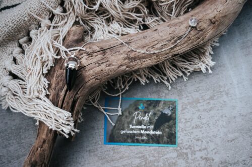 Turmalin-Pendel mit gefasstem Mondstein