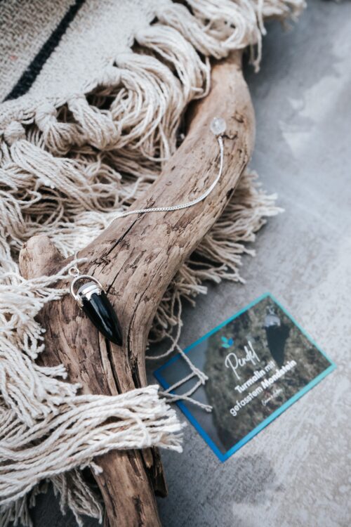 Turmalin-Pendel mit gefasstem Mondstein