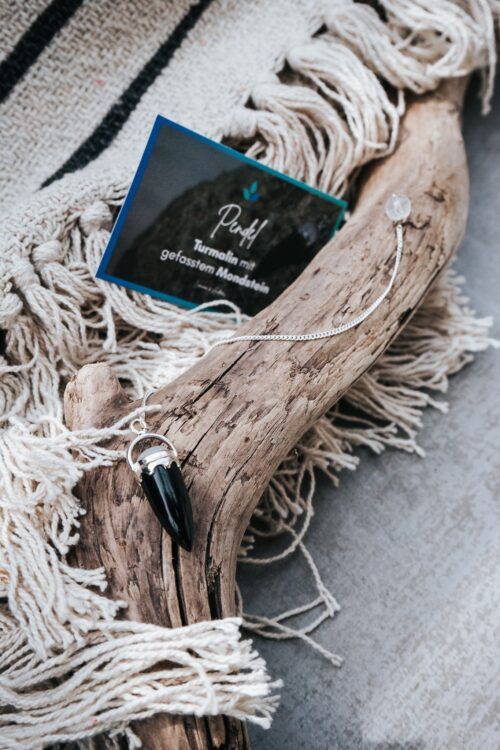 Turmalin-Pendel mit gefasstem Mondstein