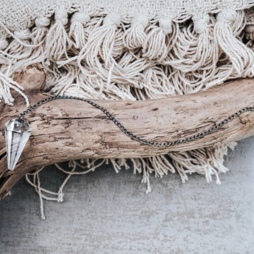 Bergkristall-Pendel mit facettierter Spitze