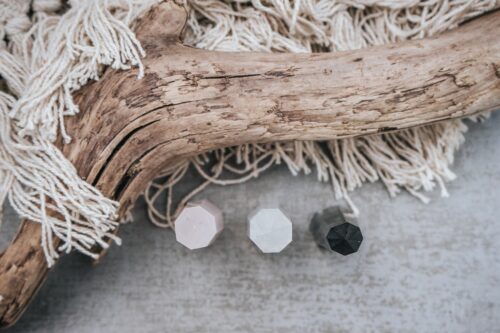 Rosenquarz, Bergkristall, Schwarzer Turmalin Obelisk