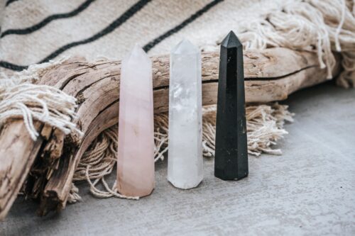 Rosenquarz, Bergkristall, Schwarzer Turmalin Obelisk